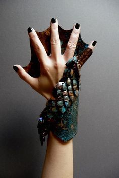 another glove/fins variation that I really like.. just... HOW? (I love the scales/adornment and the colourway too..) Siren Costume, Mermaid Cosplay, Mermaid Parade, Sea Mermaid, Mermaid Life, Sea Witch, Mermaid Tails, Fantasias Halloween, Mermaid Costume