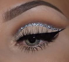 Silver Glitter Eye Makeup, Eye Makeup Glitter, Silver Eye Makeup, Glitter Eye Makeup, Smink Inspiration, Types Of Makeup, Makijaż Smokey Eye, Eye Makeup Designs, Makeup Eye Looks