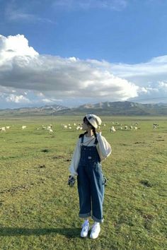 Baggy Dungarees Outfit, Dangri Outfit, Dungree Outfit, Styling Dungarees, Cute Dungaree Outfits, Dungarees Outfit Aesthetic, Dungaree Dress Outfit, Dungaree Outfits, Dungarees Outfit