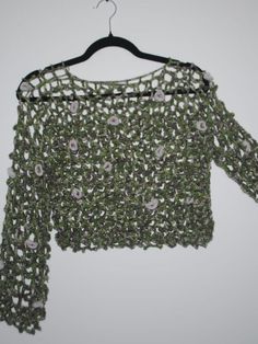 The proposed blouse makes a reference, through the pattern, to the spiritual ascent and to the connection with the environment. Made from natural wool and mohair yarns, what is specific about it is the pattern which is a stylized expression of climbing plants finding their way to the light. The discreet 3D pattern turns the blouse into a rare copy, along with the white-lilac flowers that the mohair slipped beyond the author's will. It is a blouse that cannot fail to attract attention even to an Blouse Au Crochet, Hedera Helix, White Lilac, Mohair Yarn, 3d Pattern, Lilac Flowers, Crochet Blouse, Climbing Plants, Helix