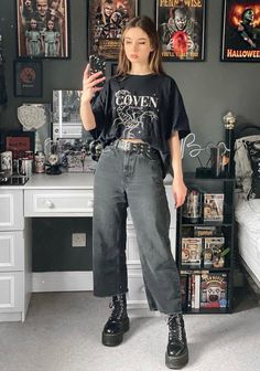 Alternative Fashion 2023, Casual Summer Goth Outfits, Alt Jeans Outfit, Alt Mom Aesthetic, Goth Outfits Jeans, Alternative Teacher Outfits, Chubby Grunge Outfits, Chubby Goth Outfit, Alt Mom