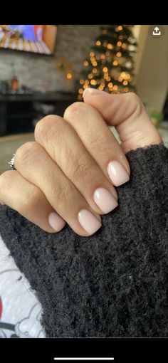 Neutral Dipped Nails Ideas, Dipped Natural Nails Ideas, Natural Short Dip Nails, Gel Nail Polish Natural Nails, Natural Short Acrylic Nails Simple, Dip Nails Neutral, Natural Nail Manicure Ideas, Natural Shellac Nails, Gel Mani Short Nails Natural