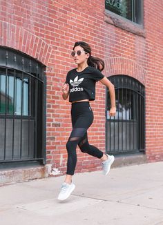 gym outfit adidas tee zella workout leggings Outfit Adidas, Summer Athletic, Gym Wear For Women, Fitness Outfits, Oufits Casual, Basket Noir, Fall Leggings, Adidas Tee, Leggings Outfit