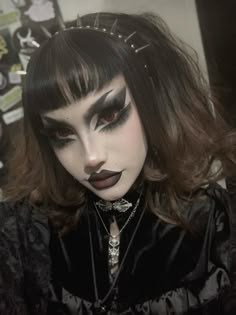 #goth #gothgirl #makeup Trad Goth Eyebrows, Goth Hoco Makeup, No Eyebrows Makeup Look Goth, Goth Contour, Goth Makeup Black Women, Goth Halloween Makeup, Goth Portrait, Eyeliner For Downturned Eyes