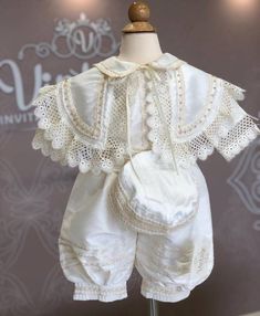 An embellished outfit ideal for the baptism celebration. This outfit is manufactured in 2 pieces: Baggy trousers with suspenders and a stole. Includes a hat. Made with spanish fabric. One Size (6-18 months) Elegant Cream Baptism Dress For Summer, Elegant Off White Baptism Dress For Summer, Elegant Off-white Summer Baptism Dress, Fitted Beige Sets For Baptism, Elegant Cream Baptism Dress For Church, Cream Sets For Baptism In Summer, Vintage White Sets For Summer, Vintage White Summer Sets, White Baptism Sets For Summer