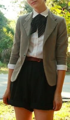 cute way to wear a blazer, to make it less preppy I would switch the scarf for some long necklaces, Rok Outfit, Preppy Fall Outfits, Lingerie Vintage, Preppy Fall, Rock Outfit, Mode Casual, Mode Vintage, Work Attire, Mode Inspiration