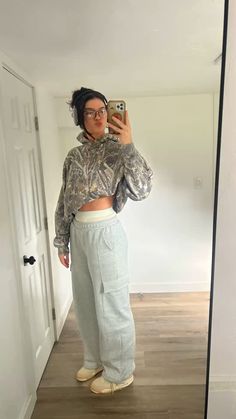 Camo Baddie Outfits, Grey And White Camo Pants Outfit, Girly Camo Outfits, Camo Hoodie Outfit Aesthetic, Camo Shirts Outfits, Camo Leggings Outfit Summer, Camo Crewneck Outfit, Gray Camo Pants Outfit, Women Camo Pants Outfit