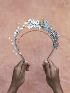 DIY inspo Christmas Hair Accessories, Christmas Hair Bows, Alice Band, Star Hair, Christmas Hair, Tiaras And Crowns, Diy Accessories, Pita, Headdress