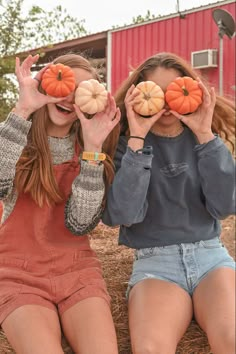 Fall Phototography Ideas, Fall Inspo Pictures Couples, Pumpkin Pics With Friends, Cute Pumpkin Patch Pictures Friends, Friend Pumpkin Patch Pictures, Cute Pumpkin Patch Photos, Pumpkin Patch Picture Ideas Friends, Fall Photo Shoot With Friends, Cute Fall Pics With Friends