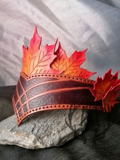 Beautiful crown made of 100% Italian high quality real leather, colored and handcrafted. The band of the tiara has been lined on the inside to make it more comfortable to wear it against the forehead. The maple leaves, in wonderful autumn colours, have been sewn to minimize the aesthetic impact. This crown will make you the perfect King/Queen/Prince/Princess of the Forest or Elves! By wearing it you can also feel like a splendid nymph or a magical fairy! Also suitable for a woodland warrior! The Autumn Crown, Elf Headpiece, Queen Of The Forest, Forest Queen, King Queen Prince Princess, Leather Helmet, Dnd Crafts, Elf Druid, Fantasy Inspo