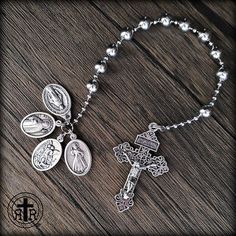 @RuggedRosaries posted to Instagram: The One Decade Pocket WWI Battle Beads Combat Rosary comes with a Miraculous Medal and Pardon Crucifix. But, you can optionally add up to 5 more medals of your choice.Get them now at RuggedRosaries.com. 🙏🏽🎄👼🏽 . . #Shopearly #Shopcatholic #advent #christmas #winteriscoming #catholicgear #católico #grace #catholicchurch #combatrosary #chaplet #rosaries #battlebeads #ijesus #scapularmedal #crucifix #romancatholic #faith #rug Straight Line Design, Prayer Corner, Catholic Crafts, Bracelets Handmade Diy