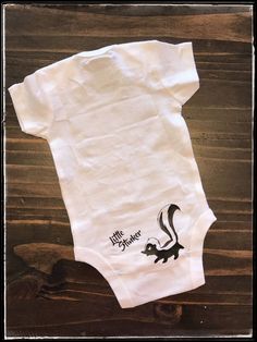 Cute Onsie Sayings Cricut, Cute Newborn Onesie Sayings, Diy Onsies For Boys Onesie Decorating, Diy Newborn Onsies, Cricket Onesie Ideas, Circuit Onesie Ideas, Newborn Onsies Funny, Cute Baby Onsie Ideas, Newborn Cricut Onesie