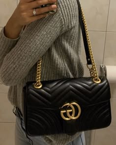 GG Marmont medium leather shoulder black gold bag dhgate Gucci Bag Outfit, Black Gucci Bag, Gucci Aria, Backpack Luxury, Gucci Marmont Bag, Gg Marmont Mini, Expensive Bag, Gucci Crossbody Bag, Luxury Bags Collection