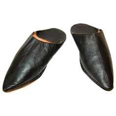 Moroccan Pointed Babouche Black Leather Slippers are the traditional North African shoes babouche slip-on. The Moroccan hand tooled babouche slippers are handmade using high quality leather. These traditional Moroccan leather shoes with leather sole are suitable for indoor or outdoor use. Moroccan traditional pointed babouche slippers in black leather. Handcrafted in Morocco using soft leather, these slip on babouche slippers offer a slimmer fit than traditional pointed babouche. Moroccan leather slippers are handmade to perfection the inside sole is crafted of soft leather. These soft black leather shoes slippers with hand-sewn sole are handcrafted in Fez Morocco. You won't want to take the Moroccan babouches off your feet. Moroccan shoes to wear around the pool or at the beach just in ti Moroccan Shoes, Babouche Slippers, African Shoes, Fez Morocco, Shoe Making, Moccasin Slippers, Moroccan Leather, Moccasins Slippers, Leather Slippers