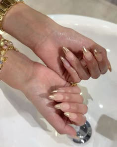 Gold Crome Nails French Almond, Gold Sun Nails, Gold Nails French Tip, Aura Nails With Gold, French Pearl Nails, Golden Chrome Nails, Simple Gold Nails, Gold Detail Nails