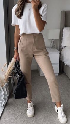 White shirt with tan trousers Casual Chique Stijl, Business Professional Outfits, Office Outfits Women, Business Casual Outfits For Work, Stil Elegant, Summer Work Outfits, Elegante Casual, Event Outfit, Casual Work Outfits