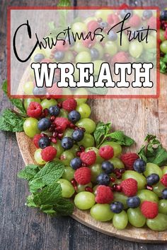 A Christmas Fruit Wreath with a text overlay title. Christmas Morning Fruit Ideas, Fruit Platter For Christmas, Fruit Platter Christmas, Fruit Tray Christmas, Christmas Fruit Ideas, Holiday Fruit Platter, Christmas Fruit Tray, Festive Platter