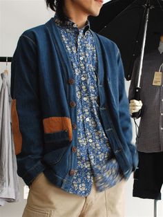 How men should do floral Bohemian Style Men, Menswear Inspiration, Mens Fasion, Worker Jacket, Bohemian Style Clothing, Neutral Fashion, Street Outfit, Japanese Fashion, Maternity Fashion