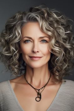 Pelo Bob Ondulado, Grey Curly Hair, Hairstyles For Women Over 60