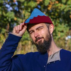 🌿💪 100% wool! Crafted in the heart of Europe! Introducing our meticulously crafted medieval hat inspired by the legendary Robin Hood. Made from high-quality materials, this hat features a pointed front and a bicolor design. The base of our woodsman hat is made from 100% wool, ensuring comfort, durability and historical authenticity. 🛒 Visit our shop on Etsy: https://www.etsy.com/pl/shop/SPESMedievalMarket  📝 Key Features ◾ Handcrafted Quality: Expertly crafted with attention to detail. ◾ Pre Medieval Headwear, Robin Hood Hat, Medieval Hats, Heart Of Europe, Fantasy Costumes, Costume Hats, Robin Hood, Larp, Unisex Design