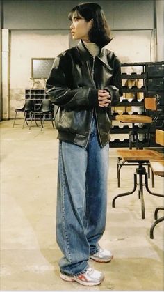 Leather And Jeans Outfit, Cargo And Leather Jacket, 90s Outfit Leather Jacket, Outfit Inspo With Leather Jacket, Leather 90s Outfit, Loose Cargo Jeans Outfit, Winter Fits Leather Jacket, Leather Jacket And Cargo Pants, Jean And Leather Jacket Outfit