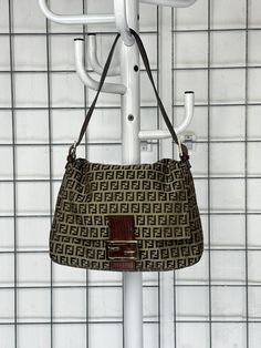 Fendi big mamma baguette brown Gold hardware (Rare) Period: 90s Made in Italy Condition: Excellent   Height: 22 cm   Width: 27.5 cm   Depth: 12 cm  Drop: 24 cm Fendi Mamma Baguette, Brown Gold, The Netherlands, Gold Hardware, Purses And Handbags, Shoulder Bags, Fendi, Bathing Beauties, Electronic Accessories