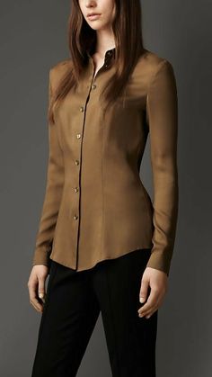 Burberry Shirt Women, Casual Bar Outfits, Autumn Fashion Women Fall Outfits, Fashion Work Outfit, Beautiful Tops, Burberry Shirt, Ladies Shirts, Blouse Ideas, Brown Blouse