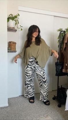 Flowy Pants Outfit, Cute Teacher Outfits, Pants Boho, Teaching Outfits, Boho Outfit, Flowy Pants, Teacher Outfits, Casual Summer Outfit