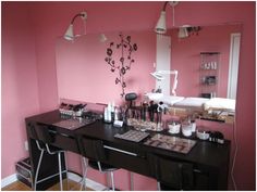 Pink and Pretty Makeup Room  Notice the Motives Makeup on the desk... :-) Home Makeup Studio, Makeup Studio Ideas, Vanity Setup, Makeup Studios, Dream Vanity, Makeup Station