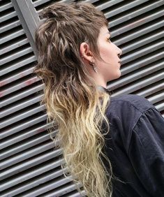 Female Mullet, Queer Haircut, Undercut Long Hair, Short Shaggy Haircuts, Girl Mullet, Mullet Haircut, Fresh Haircut, Modern Mullet, Dyed Hair Inspiration