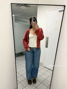 Cute Outfits Big Bust, Substitute Teacher Outfit Ideas, Fall Outfits Aesthetic School, Clothes That Make You Slimmer, Thrifted Fall Fashion, Jeans And A Sweater Outfit, Fun Sweater Outfits, 70 Degrees Weather Outfit, College Outfits Warm Weather