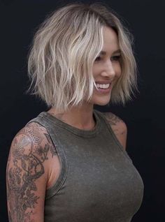 You may find here best ever bob haircuts for short hair cut styles to sport in 2021. Must see here and also get so many various hair colors and hair styles trends especially to make your presence so much cool than before. We always recommend this best short bob hair cuts to every fashionable girl just because of its coolest hair looks nowadays. Silver Hairstyles, Kort Bob, Shaggy Bob Haircut, Short Layered Bob Hairstyles, Tina Louise, Layered Bob Short, Layered Bob Haircuts, Brunette Balayage