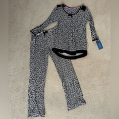 Super Soft Vera Wang Pajama Set. New With Tags. Size Xs. Black Cotton Sleepwear For Spring, Black Stretch Cotton Sleepwear, Black Tops For Pajama Party In Spring, Casual Black Bedtime Set, Black Relaxed Fit Sets For Sleepover, Spring Black Sleepwear For Lounging, Black Spring Sleepwear For Lounging, Black Sleepwear For Spring Lounging, Casual Black Sleepwear For Sleepovers