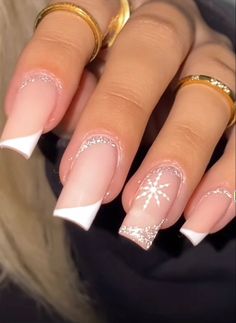 Christmas Nail Square, Christmas Nails With Initials, Square Xmas Nails, Christmas Nail Designs Square, Elegant Christmas Nails Classy, Winter Birthday Nails, Nails Square Christmas, Glittery Nails, Fancy Nails Designs