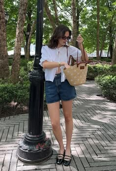 Summer Outfit Formulas, Degree Outfit, Casual Dinner Outfits, Chica Chola, Bright Pants, Dinner Outfit Casual, Capri Outfits, Latina Outfits, Boyfriend Outfit