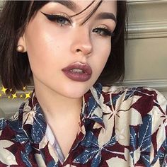 ♡♕ pinterest : @ Mcblazecici ♛ Winged Eyeliner Makeup Look, Winged Liner Makeup, Winged Eyeliner Makeup, Gold Highlight, Dark Lipstick, Cat Eye Makeup, Beauty Make-up, Eyeliner Makeup, Full Face Makeup