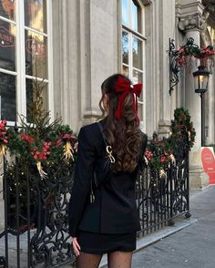 Outfit With Hair Bow, Christmas Foto Idea, Casual Cute Christmas Outfits, Red Hair Bow Outfit, Classy Winter Fits, Christmas Elegant Outfit, Red Bow Outfit, Classy Red Outfits, Paris Looks Winter