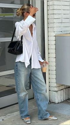 Silver ballet flats outfit idea. White button down outfit inspo with jeans. Ballet flat shoe trend. Looks Jeans, Looks Street Style, Stockholm Fashion, Mode Vintage, Looks Style