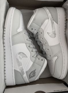 Air Jordans Low, Sneaker Heads, Yeezy Outfit, Nike Shoes Girls, Nike Fashion Shoes, Jordan Shoes Girls, Preppy Shoes, White Jordans