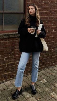 oversized sweater and loafer outfit How To Wear Loafers, Skandinavian Fashion, Looks Street Style, Outfit Inspo Fall, Black Sweater