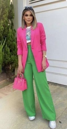 Salmon Pants Outfit Summer, Pink And Green Work Outfit, College Outfits Colorful, Outfits With Blazers For Women Business, Bubble Gum Pink Pants Outfit, Pink Color Block Outfits, Blazer Fiusha Outfit, Outfit Blazer Rosa Fiusha, How To Style A Pink Blazer