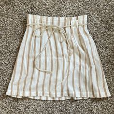 Adorable Never Worn Skirt Casual Cream Skirt For Brunch, Cream Lined Skirt For Day Out, Summer White Mini Skirt For Day Out, Summer Style White Mini Skirt For Day Out, Beige Mini Skirt For Brunch, Chic White Skort For Vacation, White High Waist Summer Skirt, Casual White Short Skirt, White Relaxed Skort For Day Out