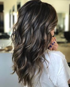 Cool brunette + piecey bronde babylights ✨ Babylights Brunette, Cool Brunette, Dark Brunette Hair, Brunette Balayage, Balayage Hair Dark, Brunette Balayage Hair, Long Dark Hair, Brown Balayage, Brown Highlights