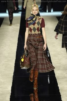 D Tartan Top Outfit, Tartan Outfit Women, Mode Style Anglais, Tartan Outfit, Silhouette Mode, Argyle Vest, Tartan Fashion, Tartan Pants, Tartan Skirt