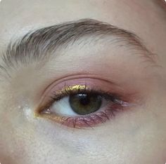 Gold Simple Eye Makeup, Simple Color Makeup, Hooded Eye Colorful Makeup, Rosy Eye Makeup, Simple Shimmer Eye Makeup, Dusty Makeup, Subtle Glitter Eye Makeup, Dusty Rose Makeup Look, Gold And Pink Makeup