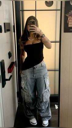 #jeans #croptops #baggy #black Baggy And Crop Top Outfit, High Waist Outfit Ideas, Baggie Jeans Outfit For Women, Baggy Pants Tight Top, Jean Cargo Outfit, Crop Top Baggy Pants Outfit, Baggy Outfits Aesthetic, Baggy Black Jeans Outfit, Top And Baggy Jeans