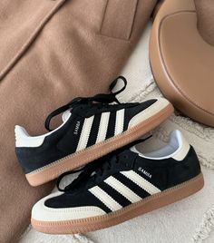 Shoes List, Shoes Ideas, Tenis Nike, Shoe Lover, Outfit Idea, Coco Chanel, Fall Winter Outfits, Adidas Shoes, Sneakers Fashion