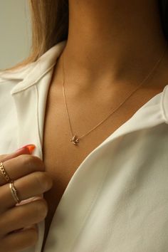 This 14k gold Lil Sparrow Necklace is absolutely adorable, seemingly taking flight- the essence of freedom. The most charming everyday staple piece. forever piece modern dainty Details: 14k solid gold pendant and chain Measurements: 16in with 2in extender (adjustable 16-18in) Dimensions: 8mm x 10mm Hypoallergenic Ships from a small business Style: Minimalist, dainty, modern Small Gold Chain, Jewelry Necklace Simple, Minimal Pendant, Minimalist Necklace Gold, Minimal Gold, Fancy Jewelry Necklace, Sparrow Bird, Expensive Jewelry Luxury, Gold Chain Design