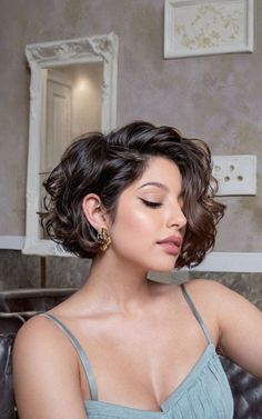 Pixie Wavy Hair, Short Wavy Bob Haircuts, Pixie Cut Curly Hair, Bob Ideas, Haircuts To Try, Curly Pixie Hairstyles, Curly Pixie Haircuts, Wavy Bob Haircuts, Short Wavy Bob