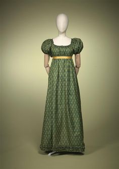 1810-15 silk dress. Japon van groene zijde met ingeweven satijnstrepen, waarin geel chiné-effect dat ballenpatroon suggereert Identifier 0555922 Creation date 1810/1815 Material silk Gemeente museum Den Haag Regency Gown, Regency Era Fashion, Silk Evening Dress, 1800s Fashion, Period Dress, Regency Dress, Regency Fashion, 19th Century Fashion, Period Outfit